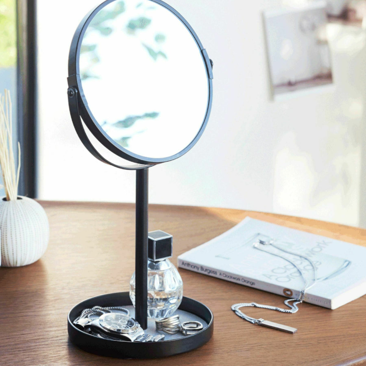 Miroir avec plateau pour accessoires noir Tower - Yamazaki - The Cool Republic