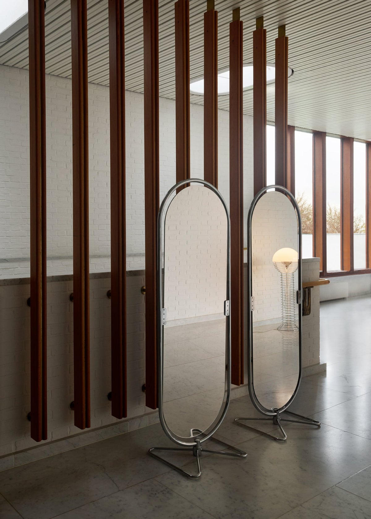 Miroir en acier chromé 59x169cm Systeme 123 - Verpan - The Cool Republic