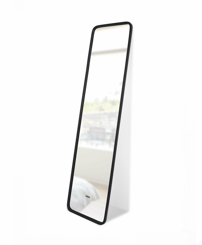 Miroir longiligne en acier noir Leaning - Umbra - The Cool Republic