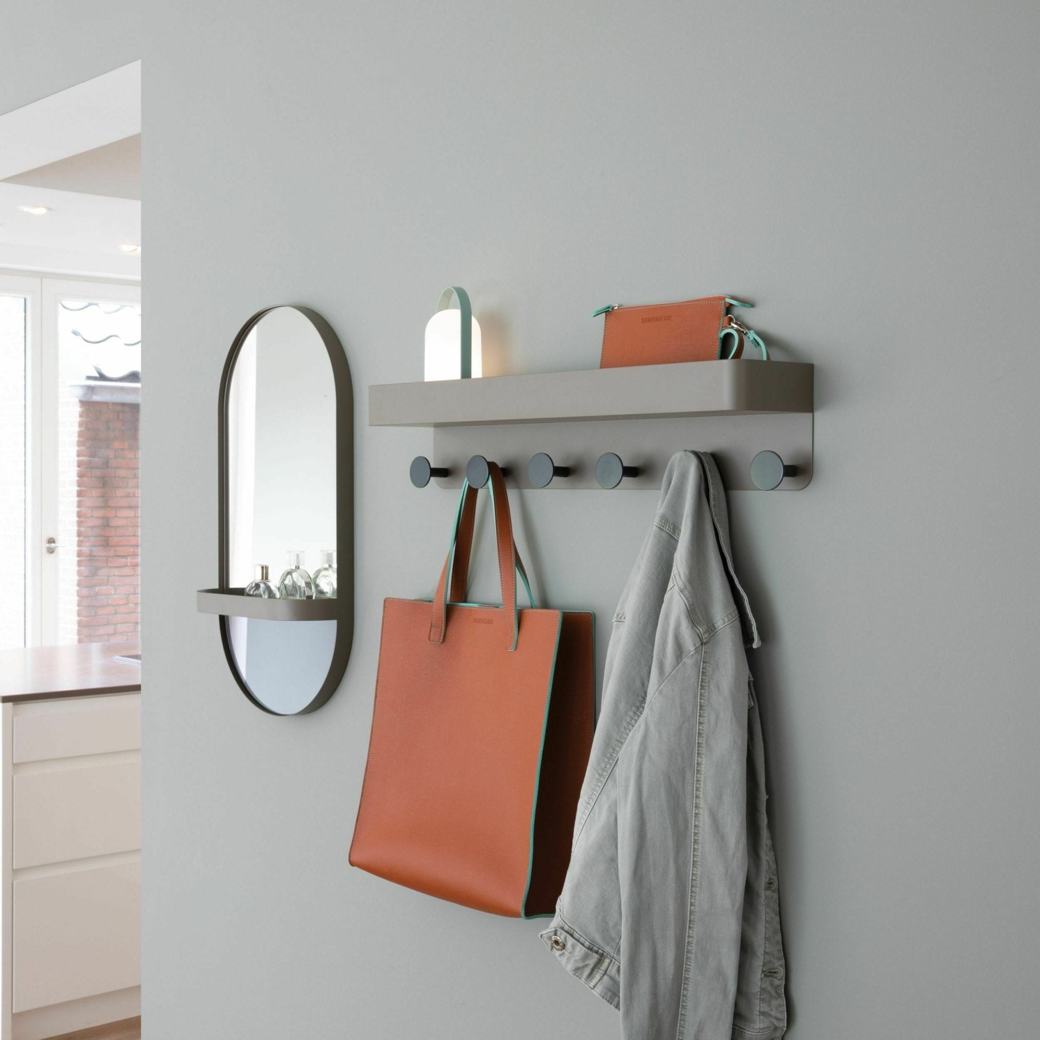 Miroir mural avec étagère taupe - Remember - The Cool Republic