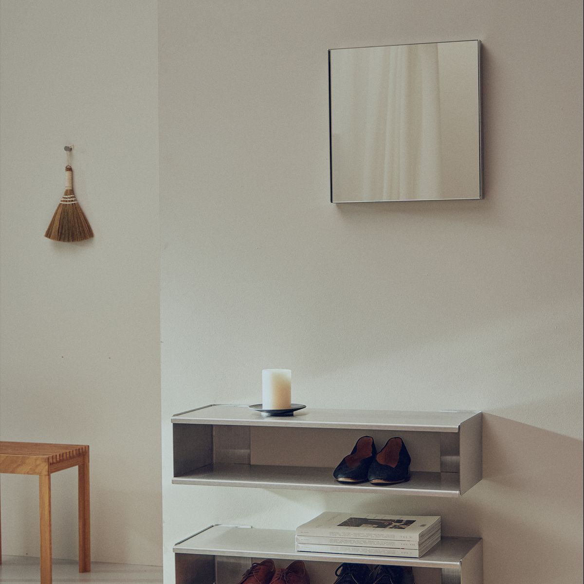 Miroir mural en acier inoxydable avec une porte 40cm Taper - Form&Refine - The Cool Republic
