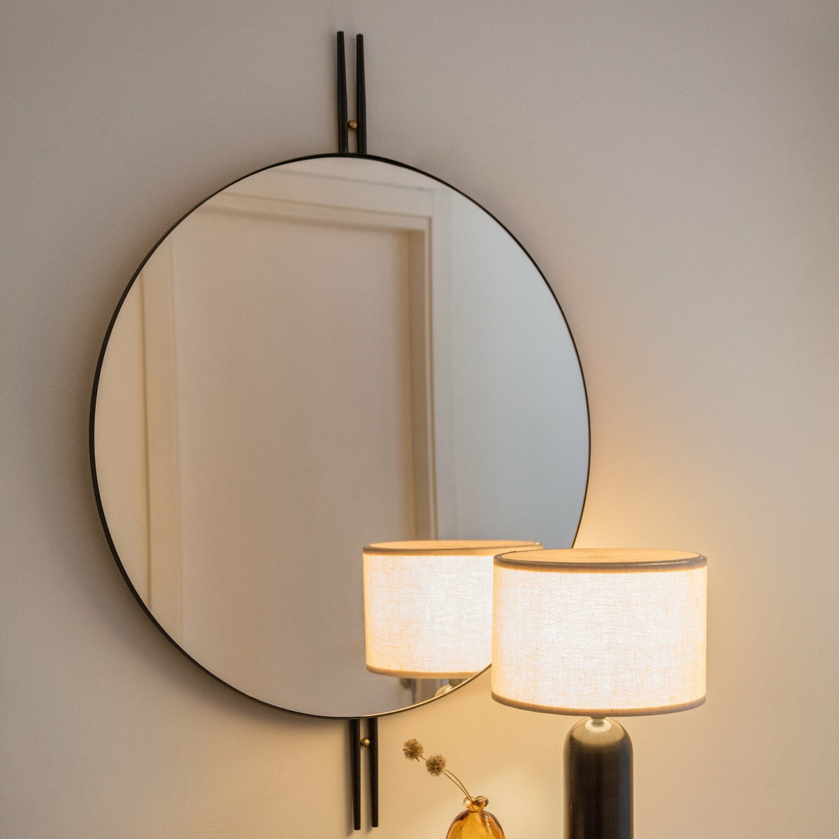 Miroir mural rond en laiton noir 80 cm IOI - Gubi - The Cool Republic