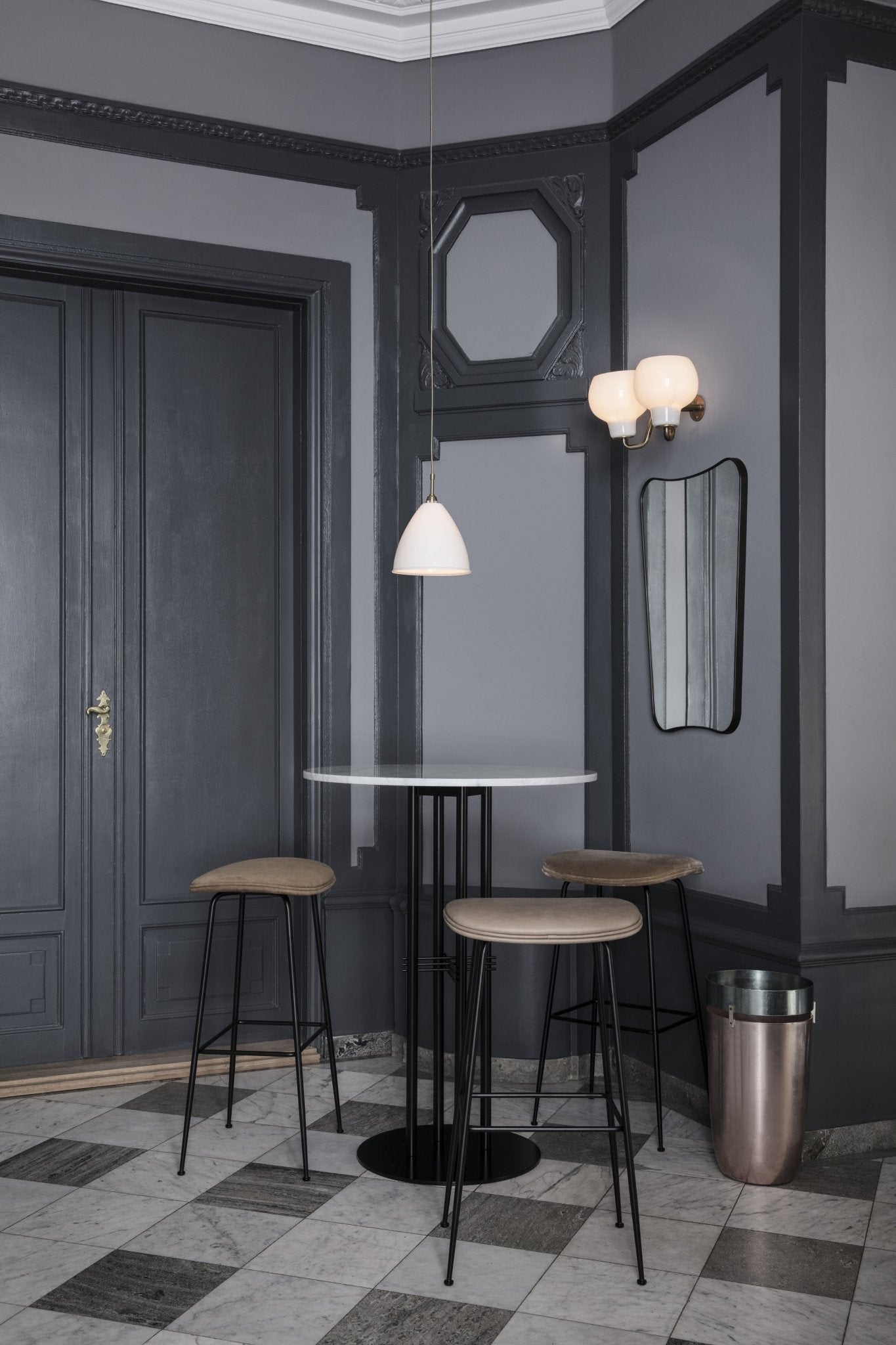 Miroir noir F.A. 33 - Gubi - The Cool Republic