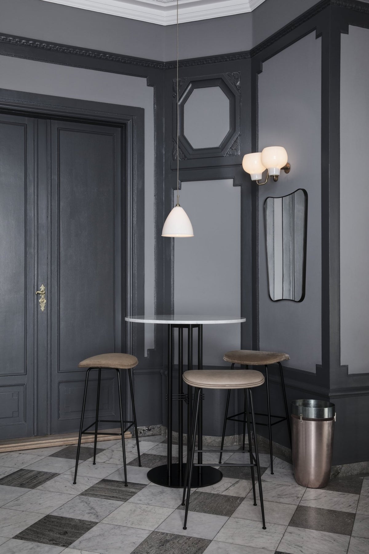 Miroir noir F.A. 33 - Gubi - The Cool Republic