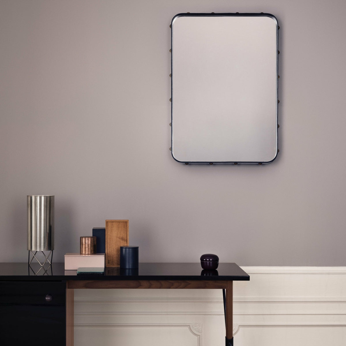 Miroir rectangulaire en cuir marron à suspendre 65x115 cm Adnet - Gubi - The Cool Republic