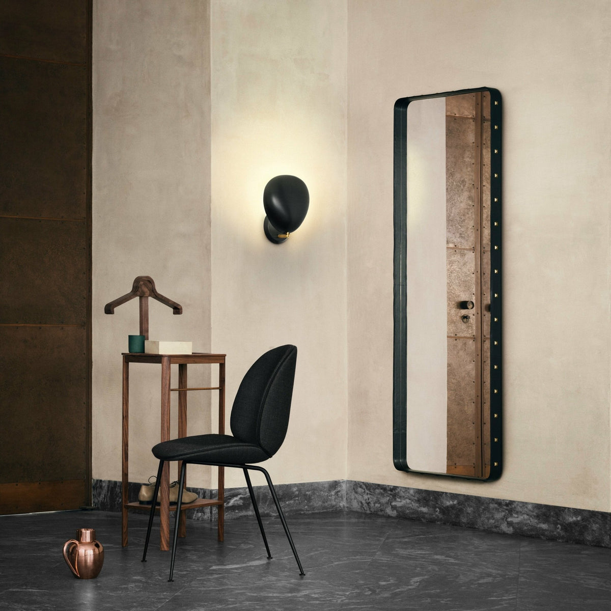 Miroir rectangulaire en cuir marron à suspendre 70x180 cm Adnet - Gubi - The Cool Republic