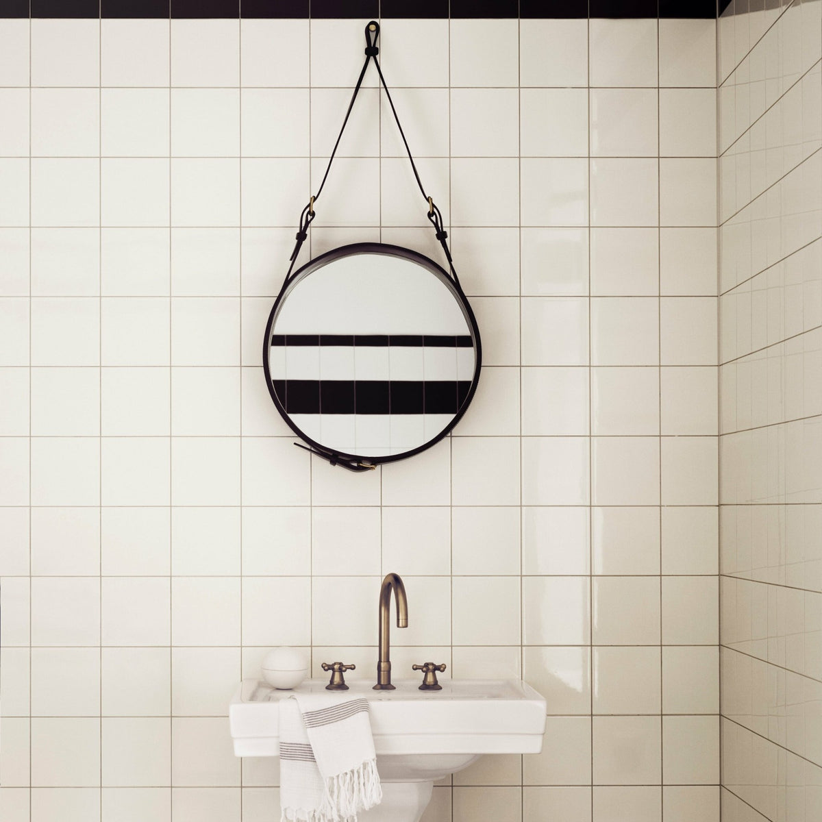Miroir rond en cuir marron et laiton 58 cm Adnet - Gubi - The Cool Republic