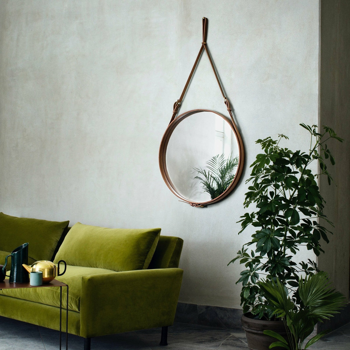 Miroir rond en cuir marron et laiton 70 cm Adnet - Gubi - The Cool Republic
