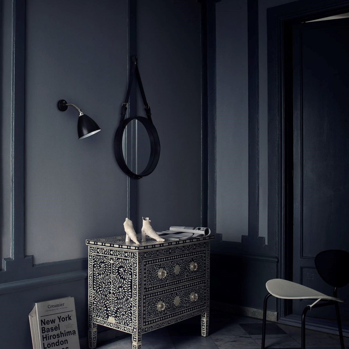 Miroir rond en cuir noir et laiton 45 cm Adnet - Gubi - The Cool Republic