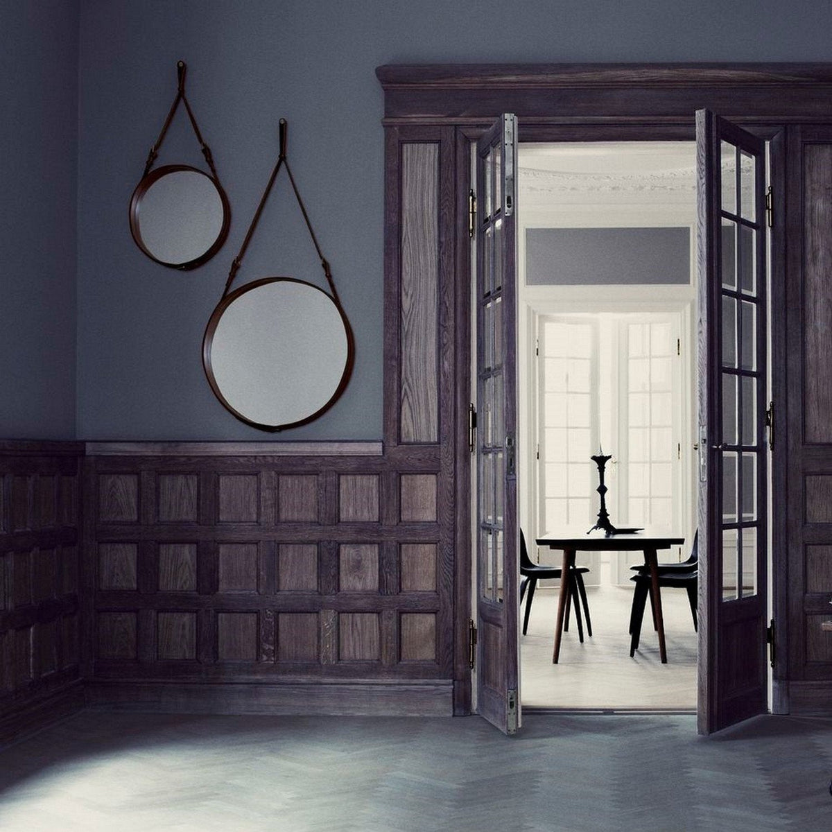 Miroir rond en cuir noir et laiton 70 cm Adnet - Gubi - The Cool Republic