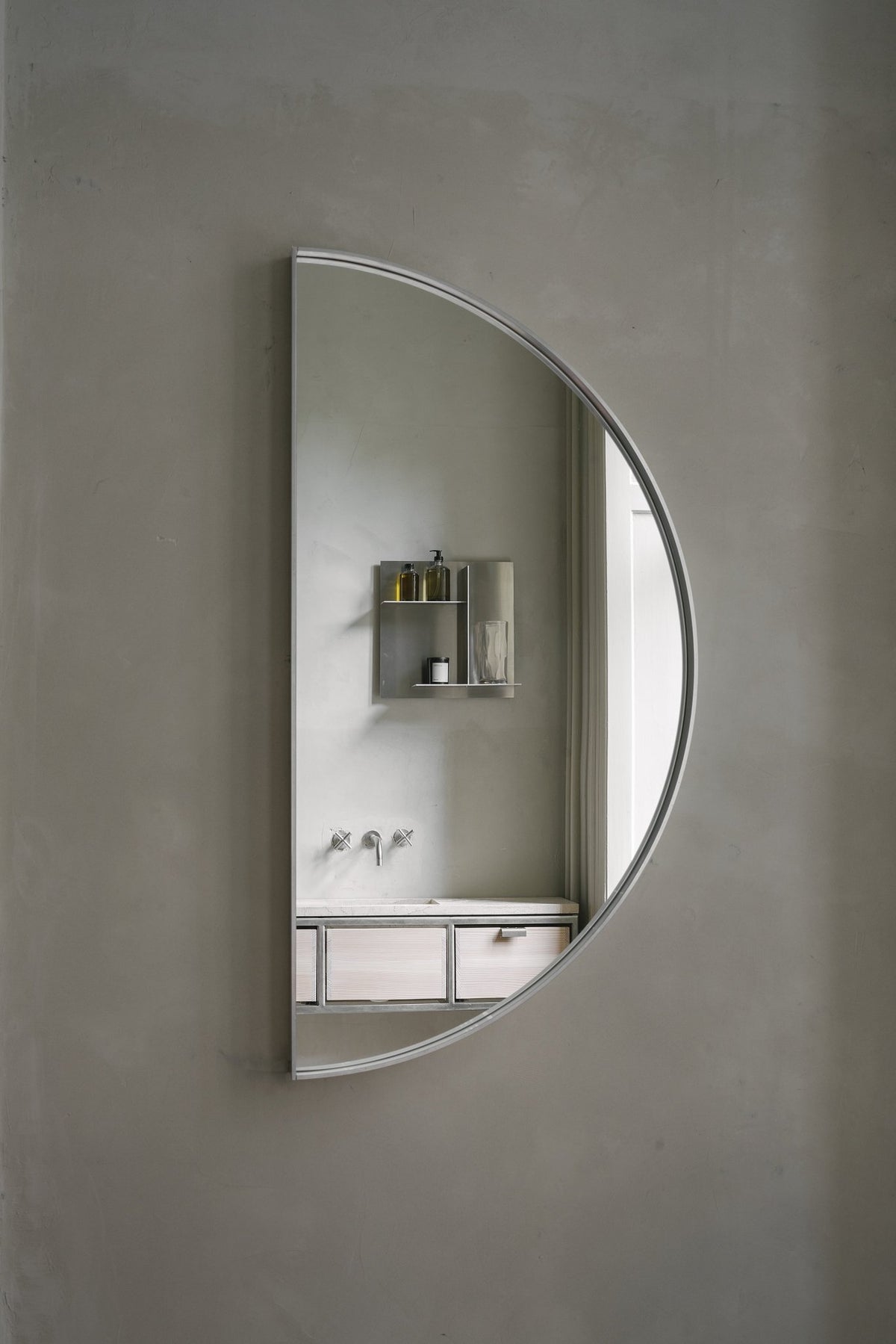 Miroir semi circulaire en aluminium 57 cm Recess - Frama - The Cool Republic
