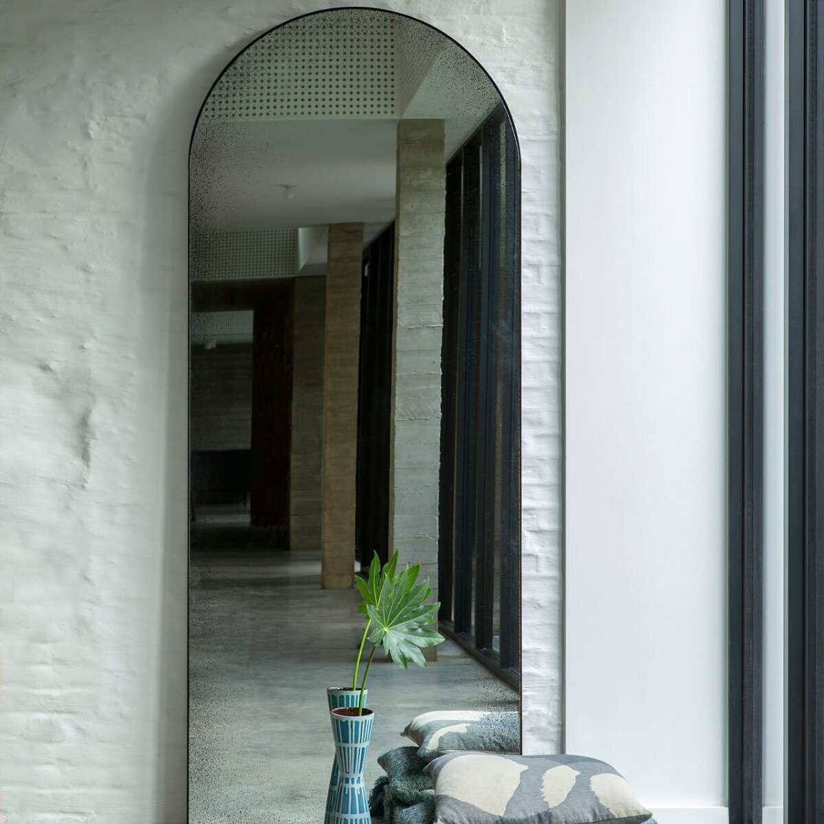 Miroir vieilli en arche à poser - Ethnicraft Accessories - The Cool Republic