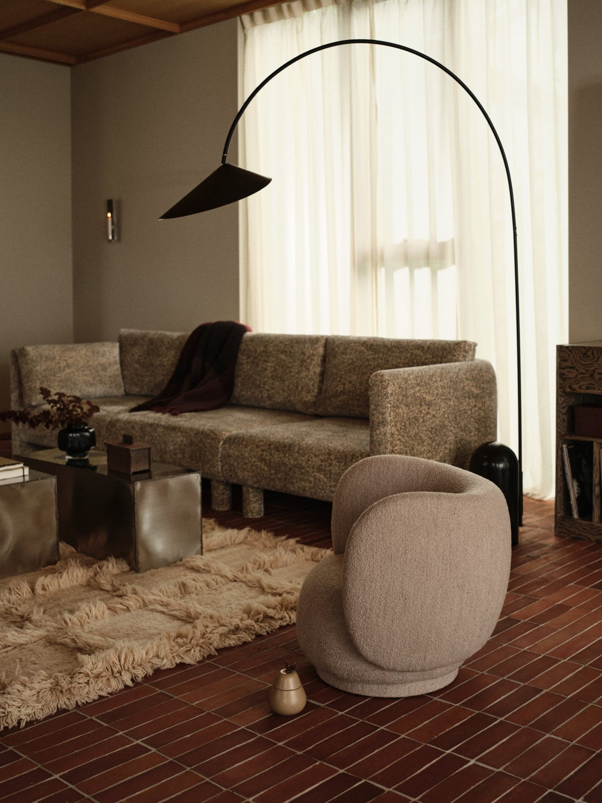Module d'angle de canapé avec accoudoir en velours poppy beige et noir L Dase - Ferm Living - The Cool Republic