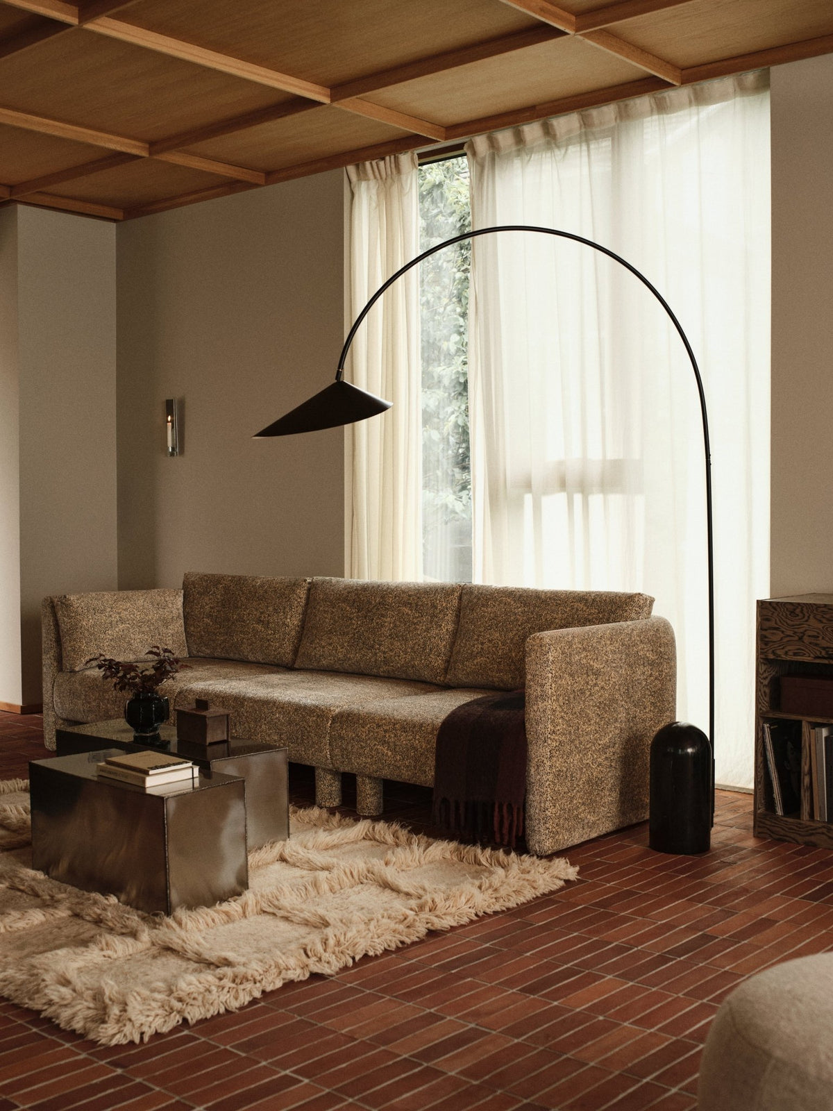 Module d'angle de canapé avec accoudoir en velours poppy beige et noir L Dase - Ferm Living - The Cool Republic