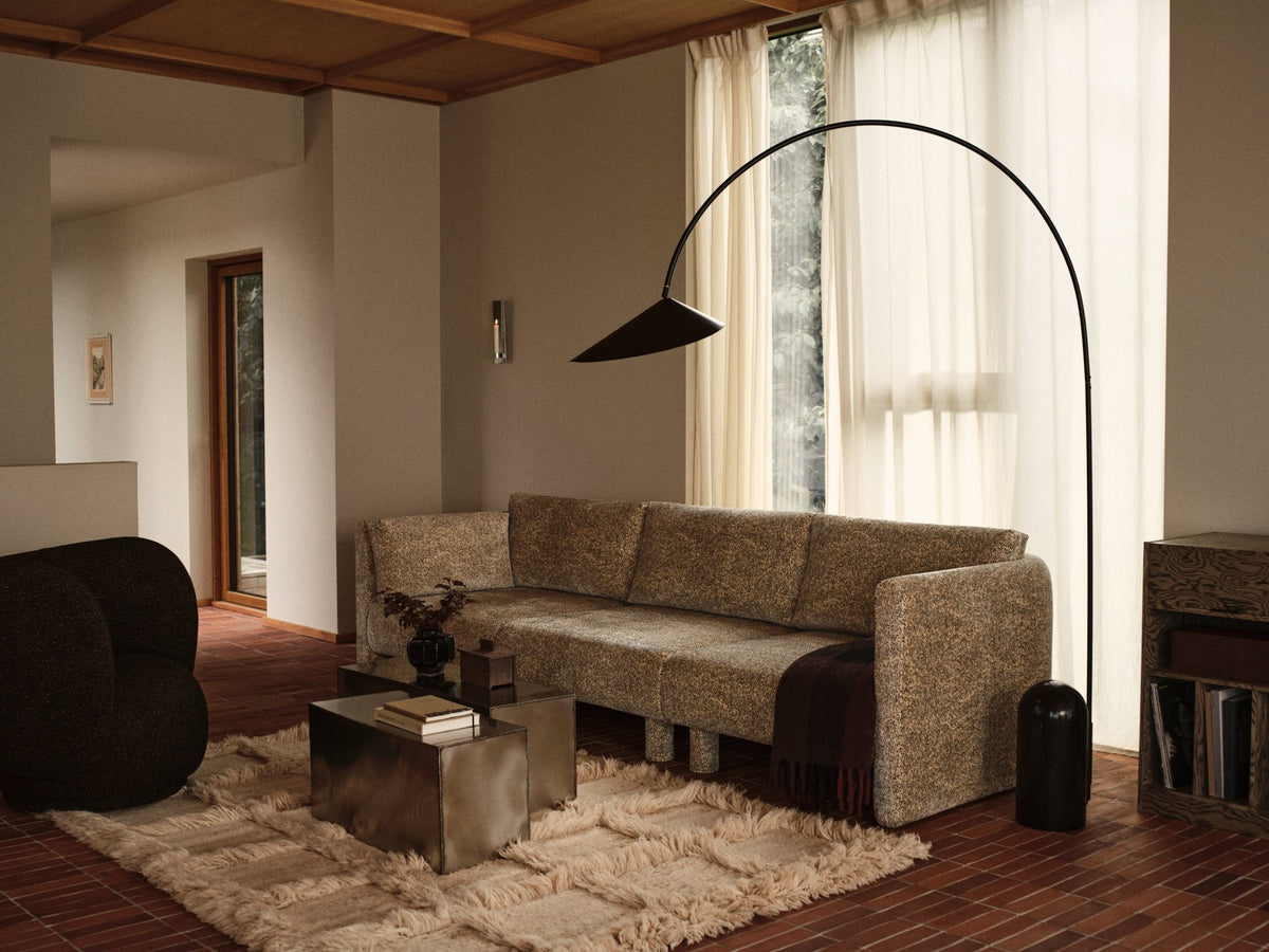 Module d'angle de canapé avec accoudoir en velours poppy beige et noir R Dase - Ferm Living - The Cool Republic