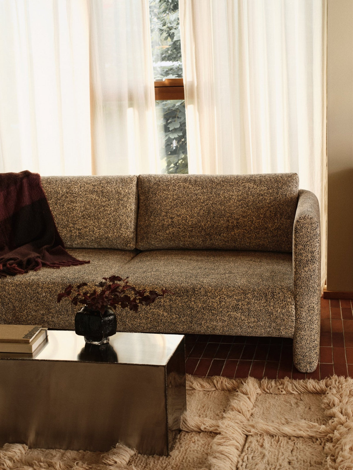 Module d'angle de canapé avec accoudoir en velours poppy beige et noir R Dase - Ferm Living - The Cool Republic