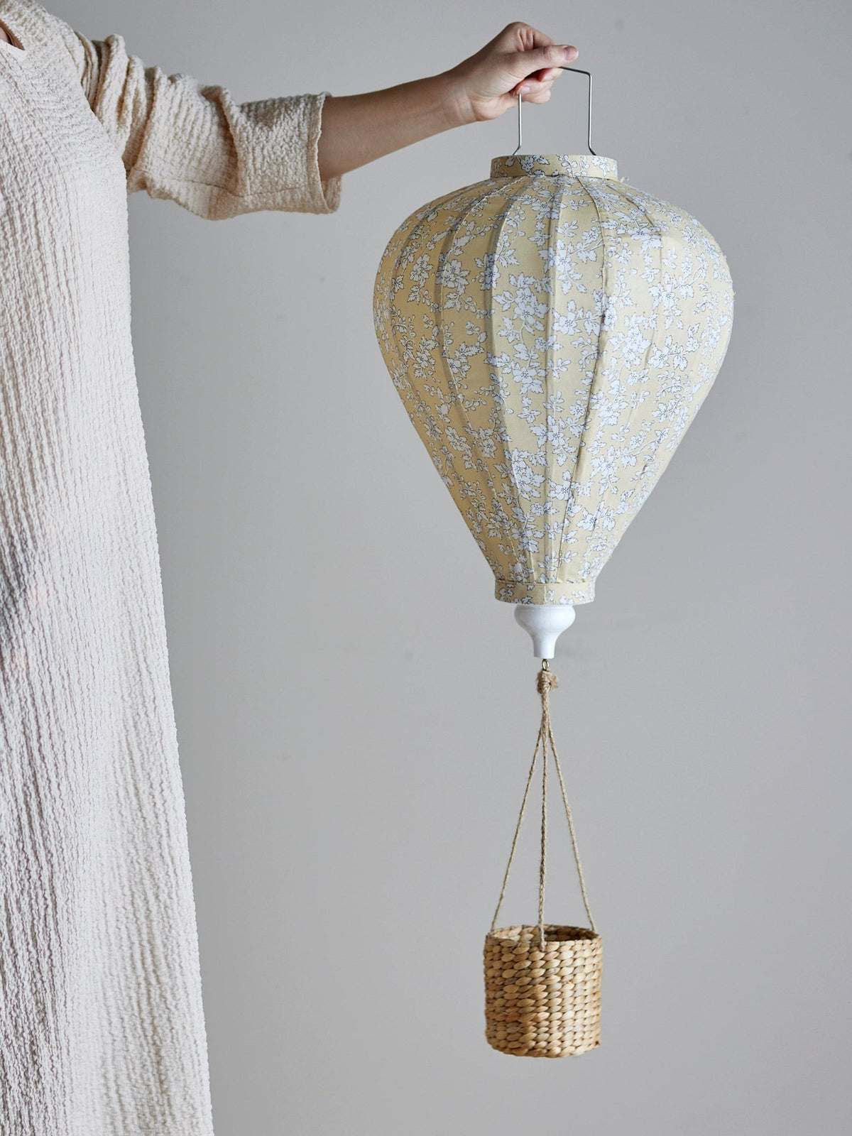 Montgolfière en tissu jaune et panier en acacia 35 x 85 cm Pomp - Bloomingville mini - The Cool Republic
