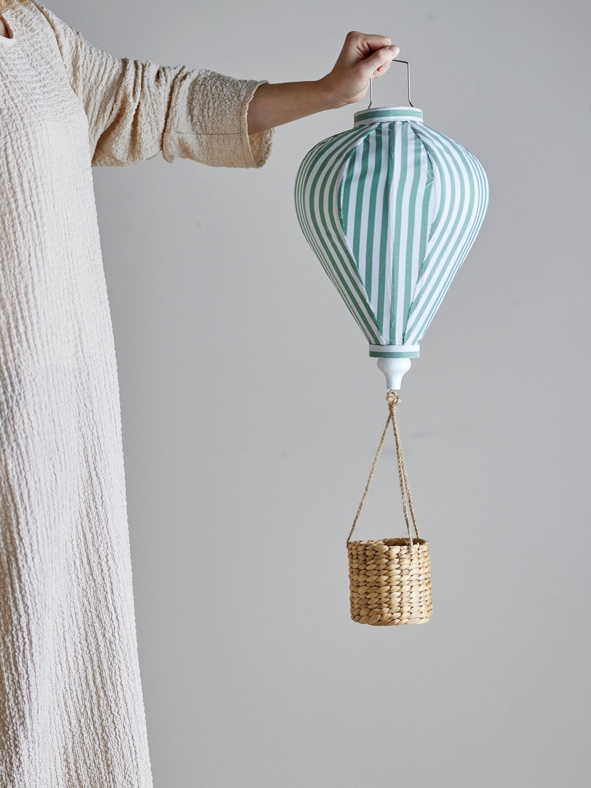 Montgolfière en tissu vert et panier en acacia 25 x 65 cm Pomp - Bloomingville mini - The Cool Republic