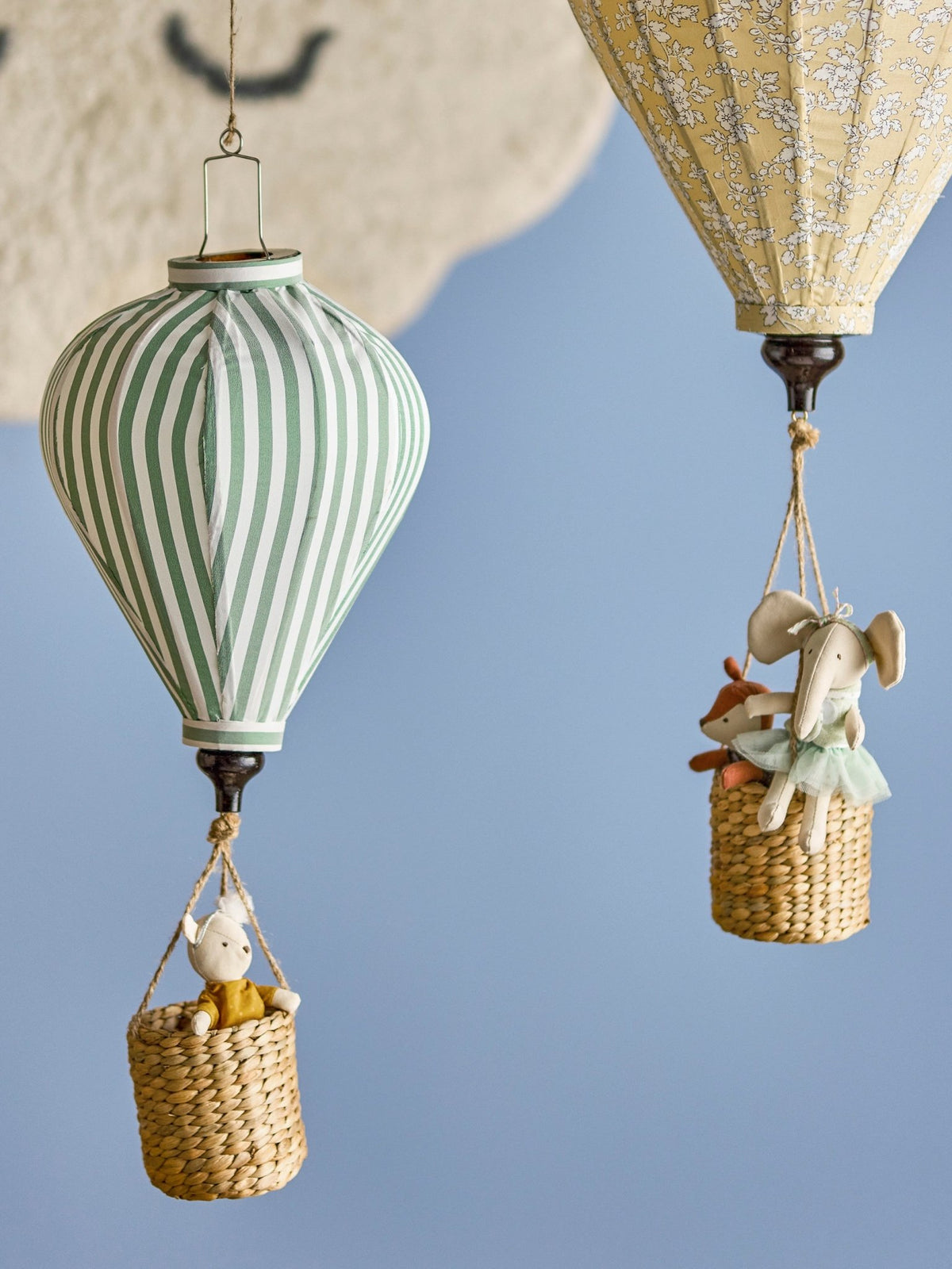 Montgolfière en tissu vert et panier en acacia 25 x 65 cm Pomp - Bloomingville mini - The Cool Republic