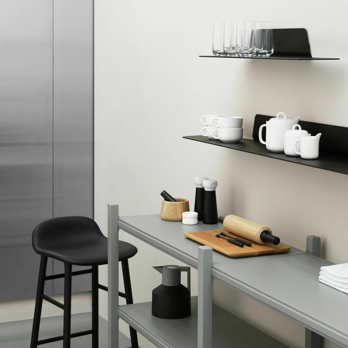 Moulin à poivre en chêne naturel et marbre noir 27 cm Craft Oak/noir - Normann Copenhagen - The Cool Republic
