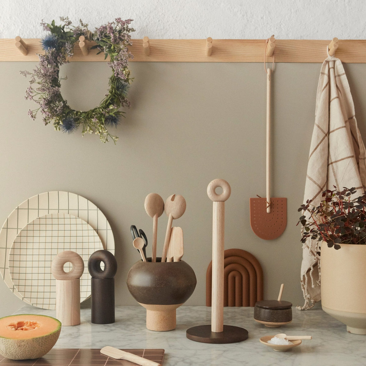 Moulin en bois foncé Hoop Mill - OYOY - The Cool Republic