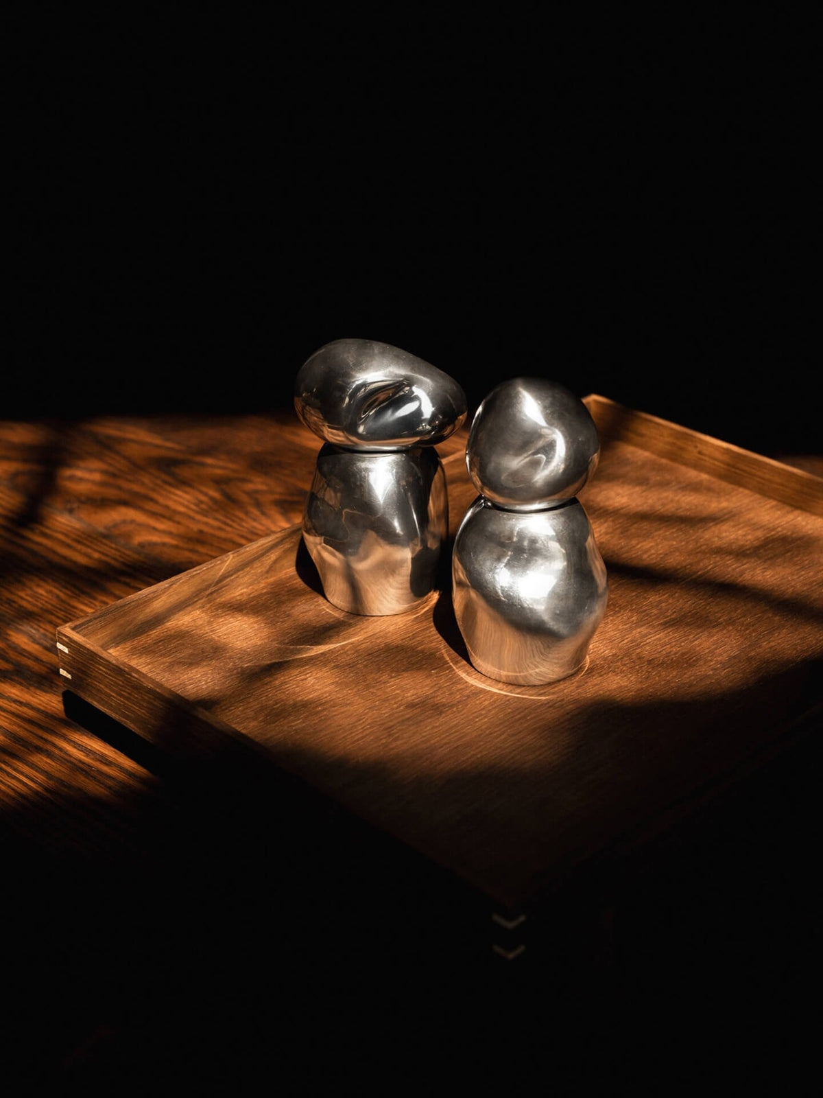 Moulins sel et poivre en aluminium miroir poli Orevo - Ferm Living - The Cool Republic