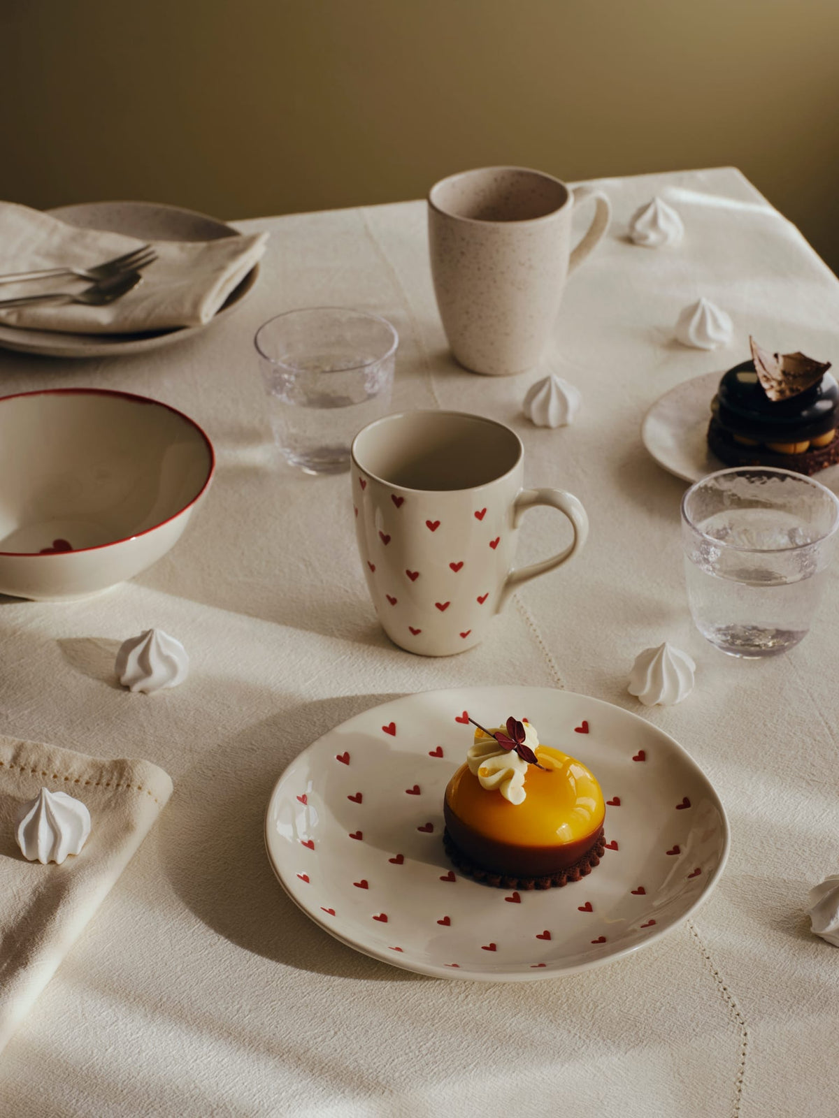 Mug en grès blanc cassé et rouge 10cm Amor - Broste Copenhagen — vue 3