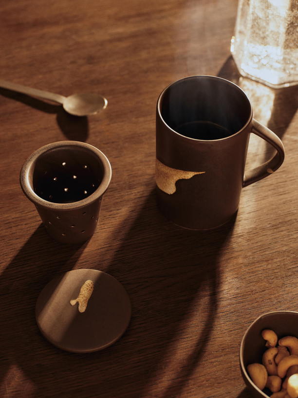 Mug pour thé avec infuseur en grès marron 11x7,5x10cm Koyo - Ferm living - The Cool Republic