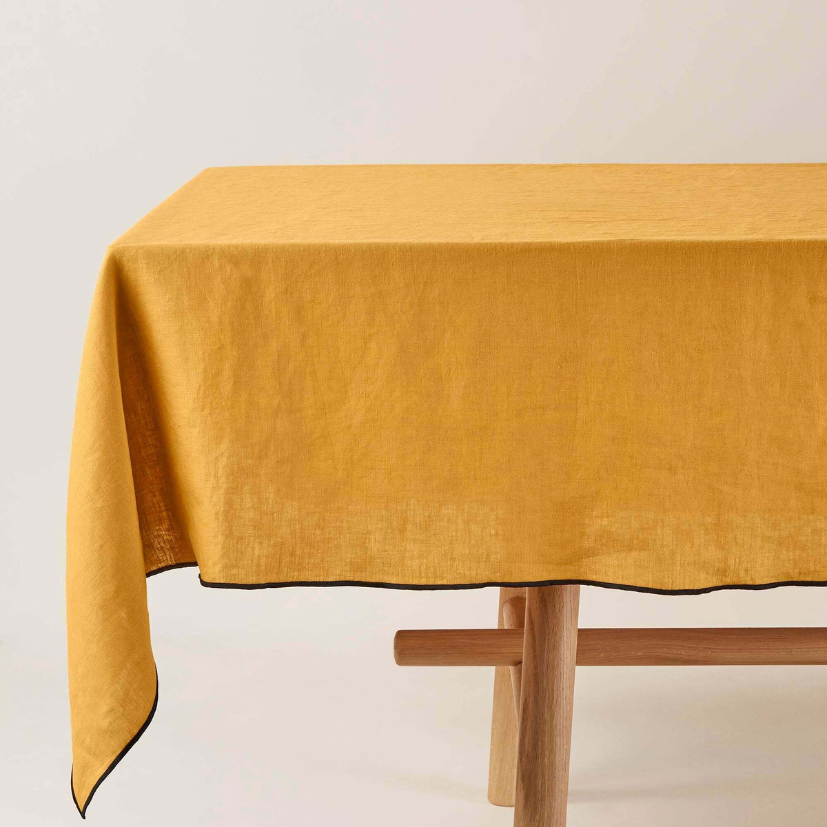 Nappe Carrée Carlina Jaune Ocre Et Bourdon Noir - Madura - The Cool Republic