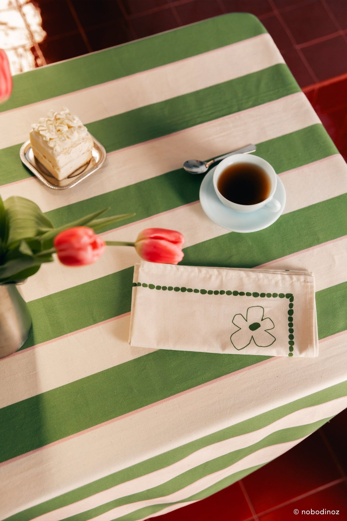 Nappe de table rectangulaire en coton bio à rayures vert et rose 150 x 250 cm - Nobodinoz - The Cool Republic