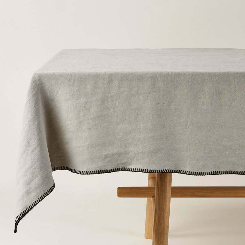 Nappe rectangulaire beige ficelle et feston noir 140 x 320 cm Nino - Madura - The Cool Republic