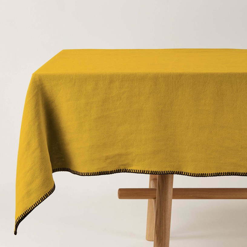 Nappe rectangulaire jaune ocre et feston noir 140 x 320 cm Nino - Madura - The Cool Republic