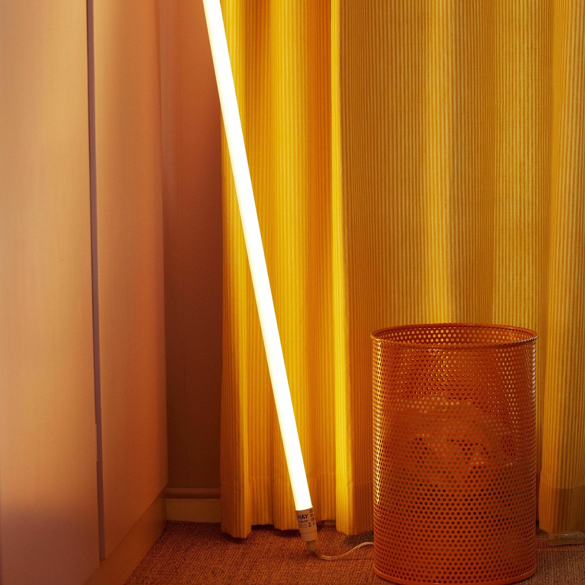Néon tube led jaune 120 cm Neon - HAY - The Cool Republic