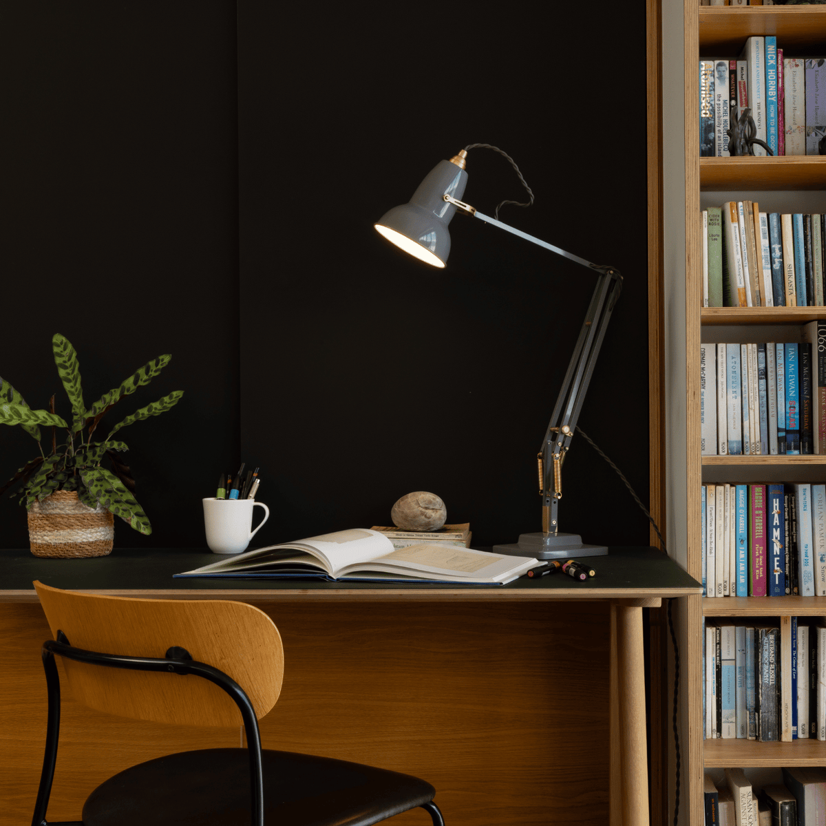 مصباح مكتب من الألومنيوم الرمادي الفيل والنهاية الذهبية 72x90 سم Original 1227 - Anglepoise