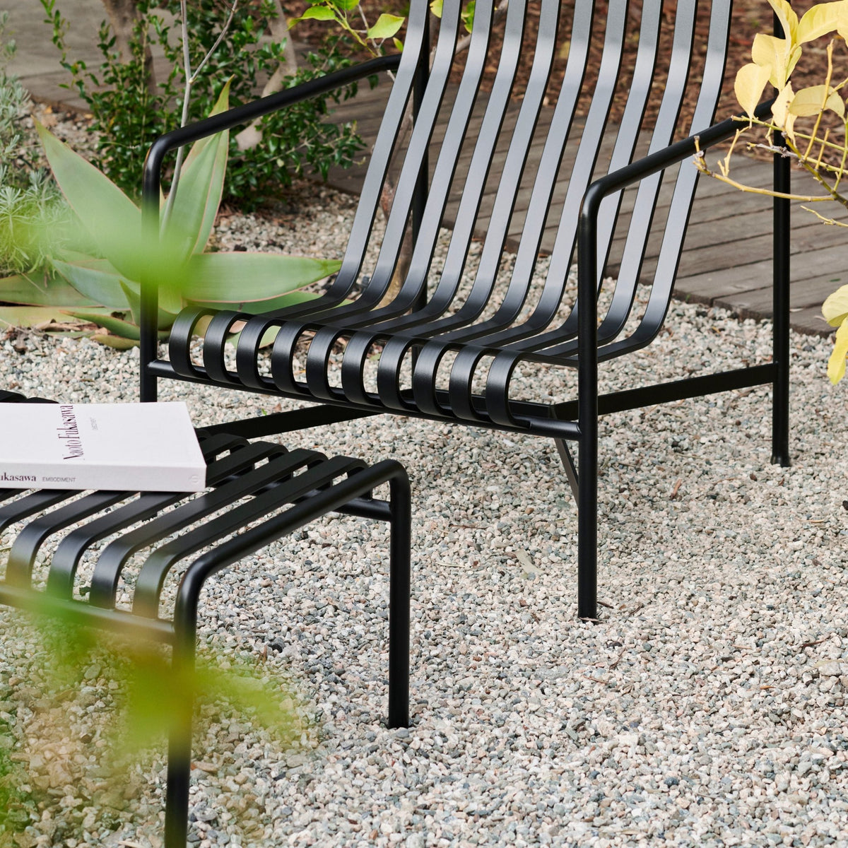 Ottoman de jardin en métal anthracite Palissade - HAY - The Cool Republic