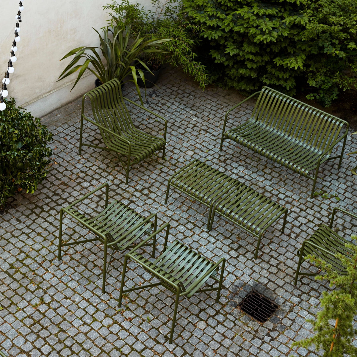 Ottoman de jardin en métal olive Palissade - HAY - The Cool Republic