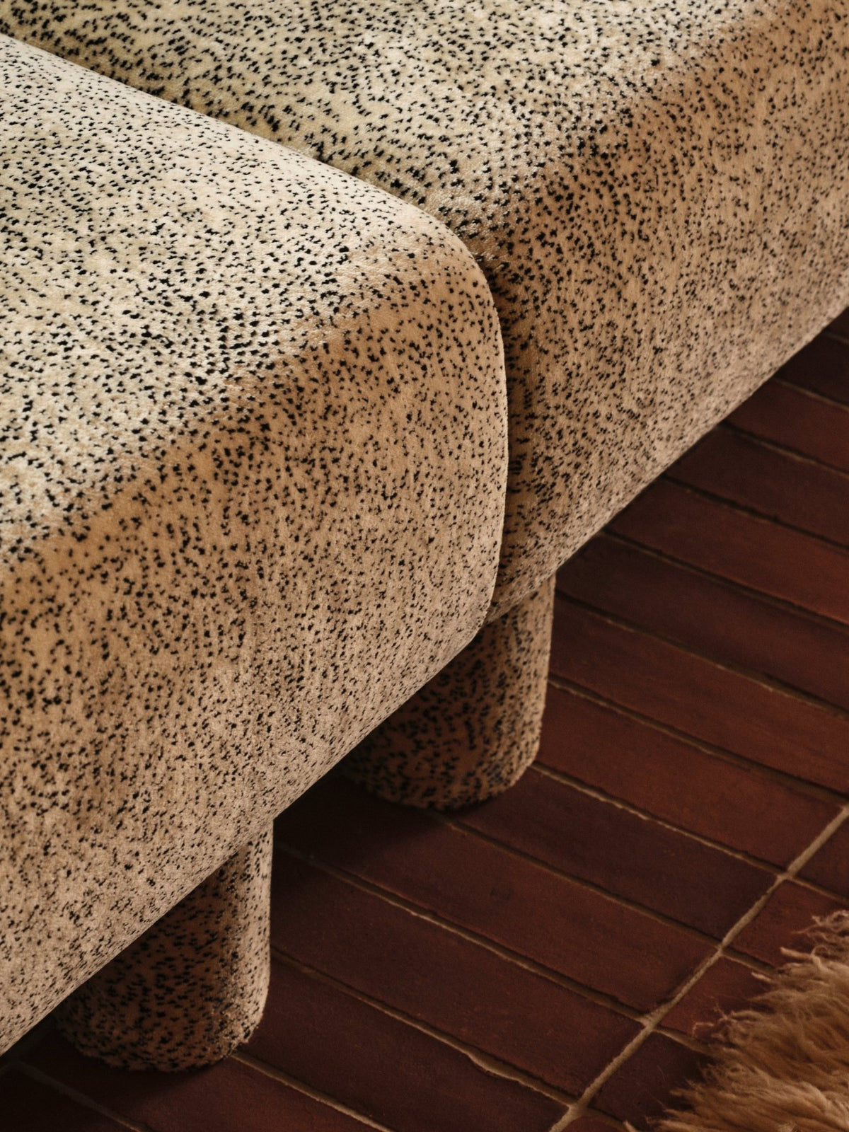 Ottoman en velours poppy beige et noir Dase - Ferm Living - The Cool Republic