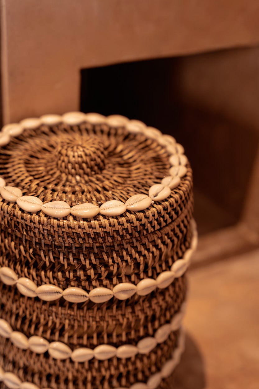 Panier à linge en coquillages et rotin naturel marron 21x21x32cm Shell - Bazar Bizar — vue 3