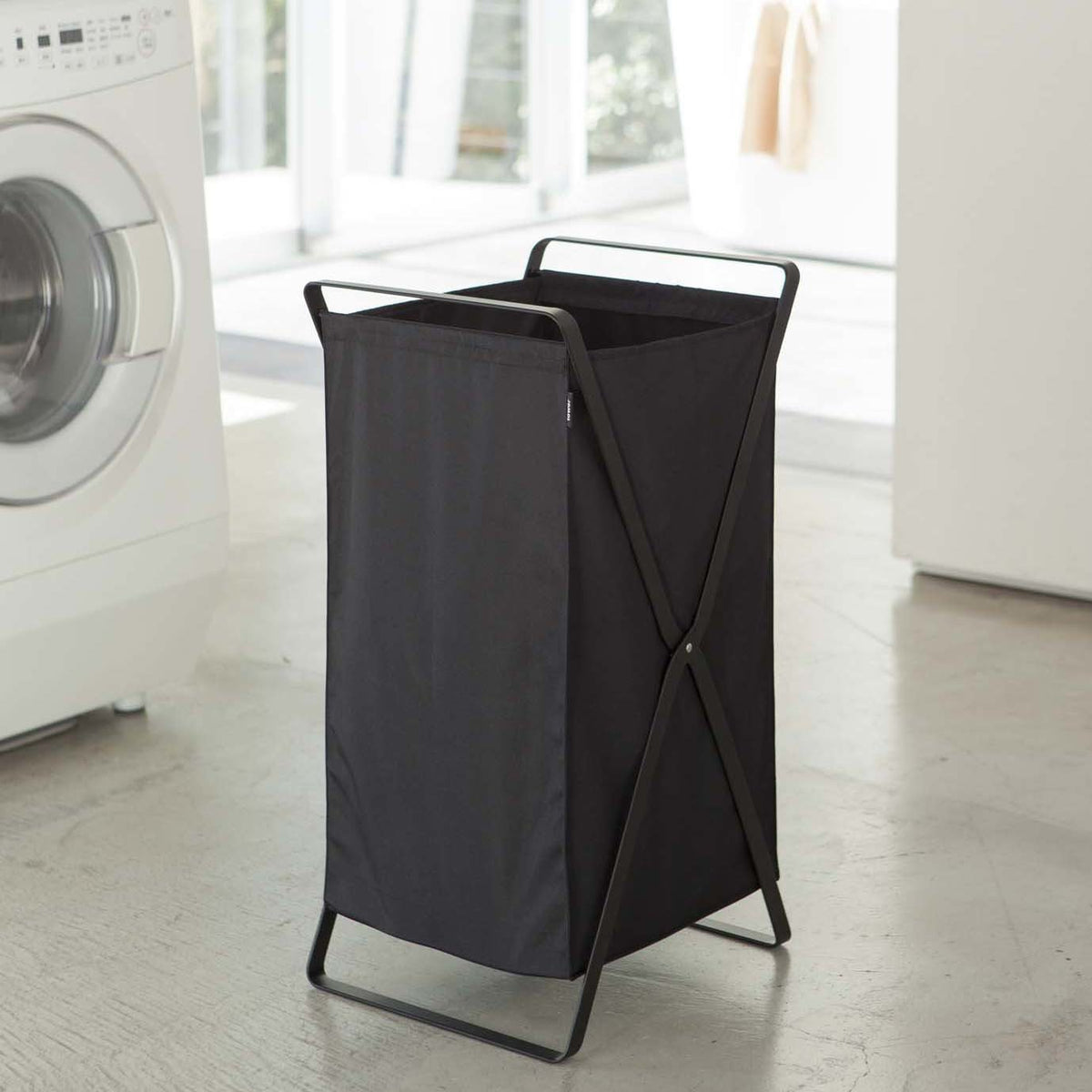 Panier à linge noir Tower - Yamazaki - The Cool Republic