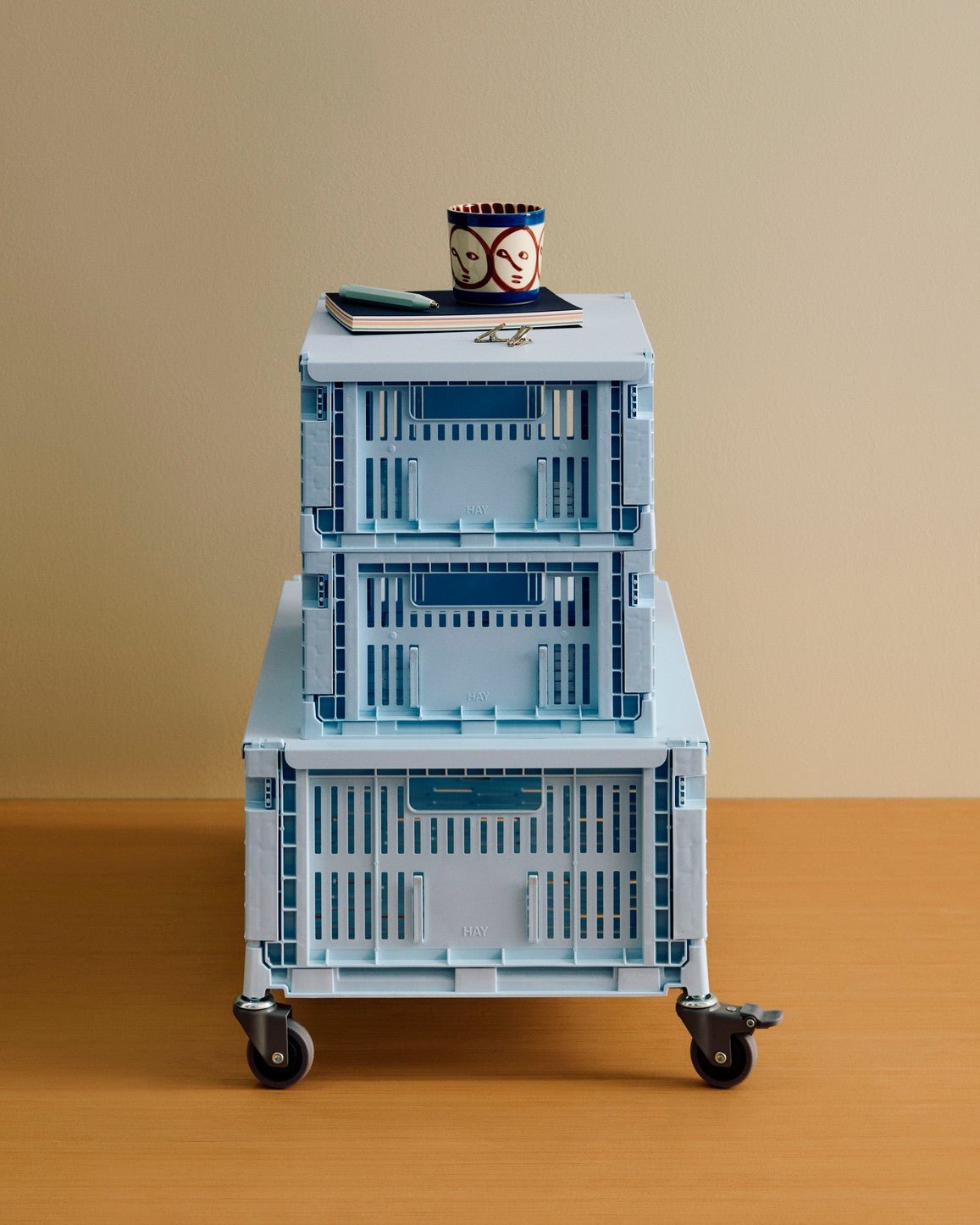 Panier en plastique recyclé bleu ciel 26,5 x 17 x 10,5 cm Colour Crate - HAY - The Cool Republic