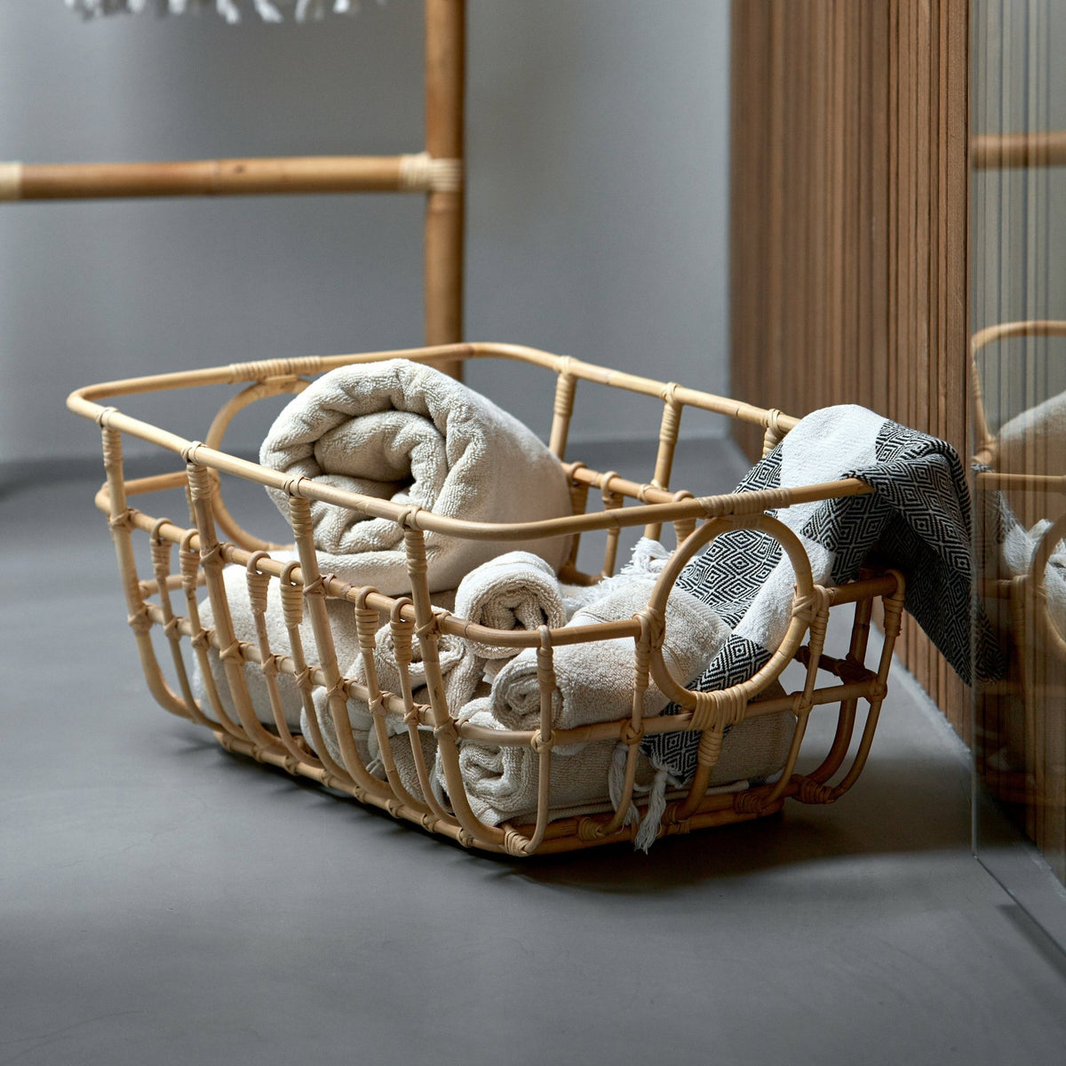 Panier rectangulaire en rotin naturel Carry Me - Cane-Line - The Cool Republic
