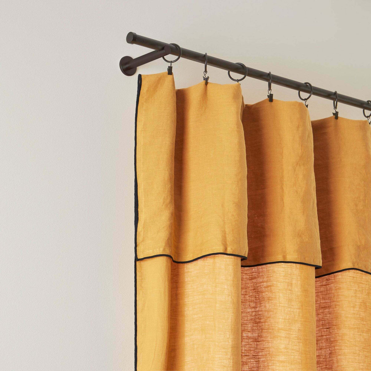 Panneau Carlina Jaune Ocre Et Bourdon Noir - Madura - The Cool Republic