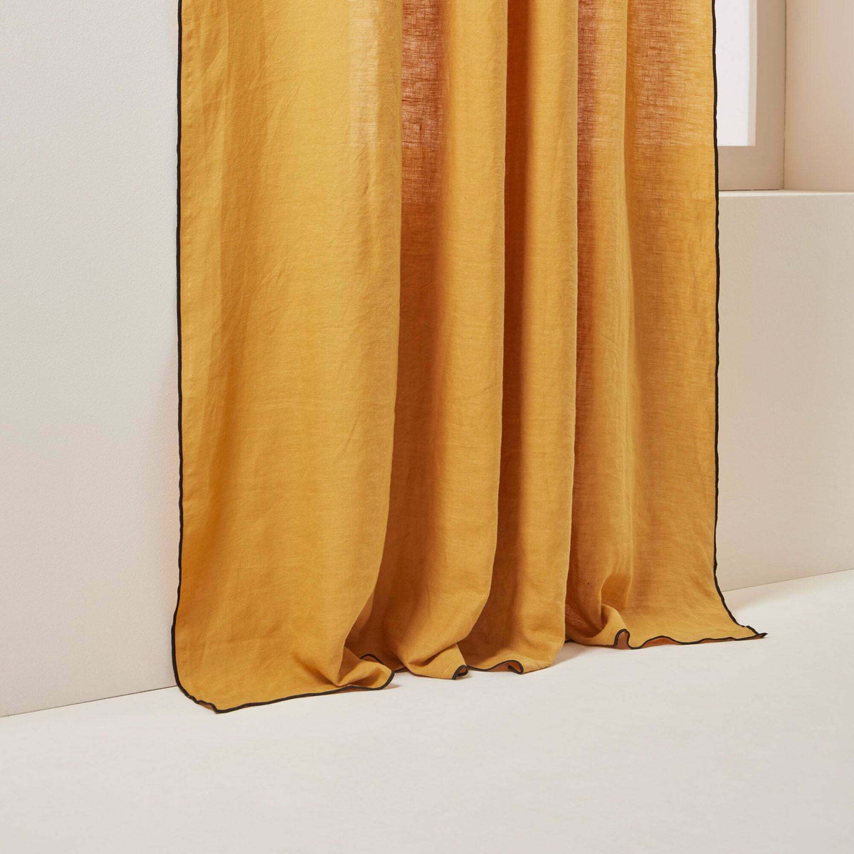 Panneau Carlina Jaune Ocre Et Bourdon Noir - Madura - The Cool Republic