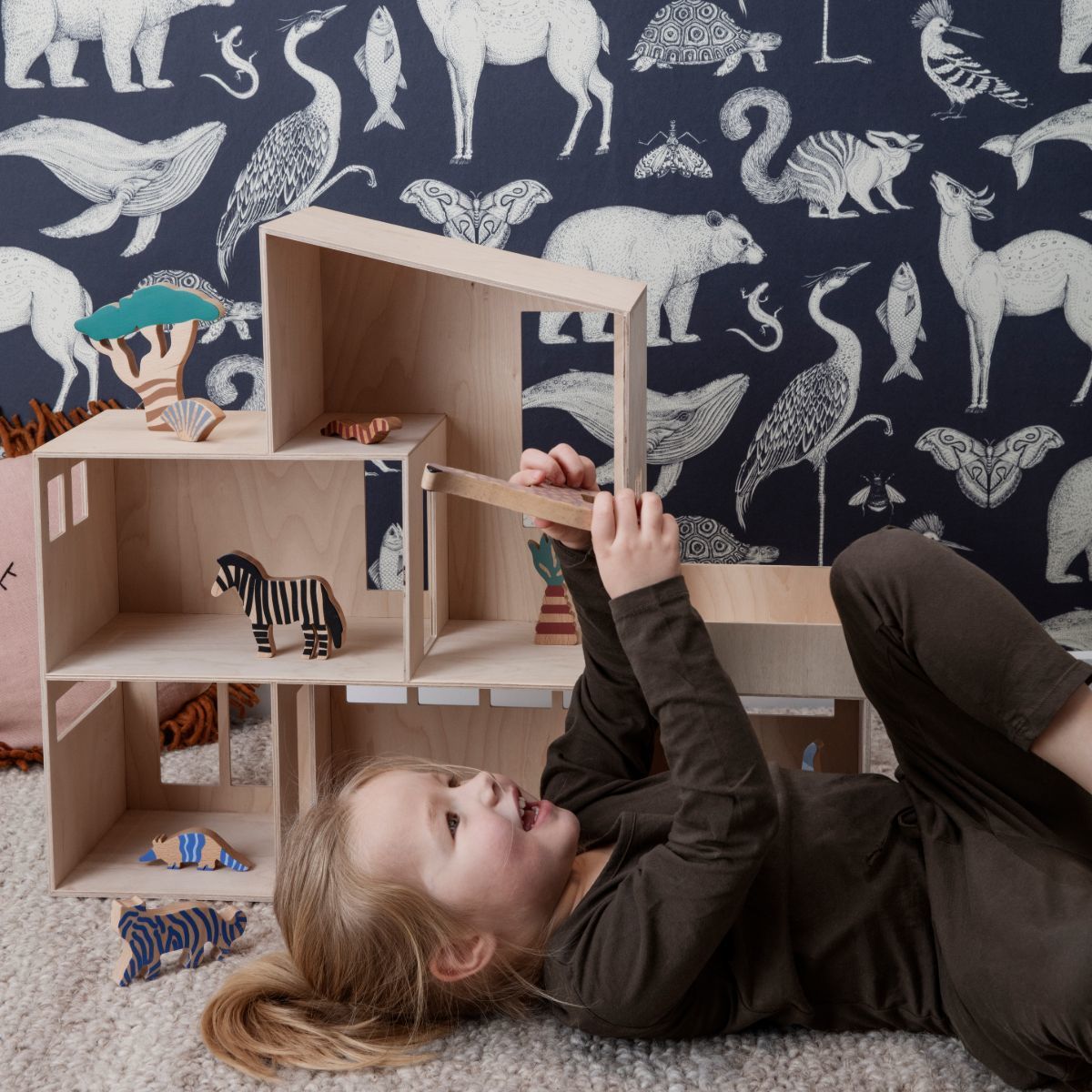 Papier peint animaux bleu Katie Scott - Ferm Living - The Cool Republic