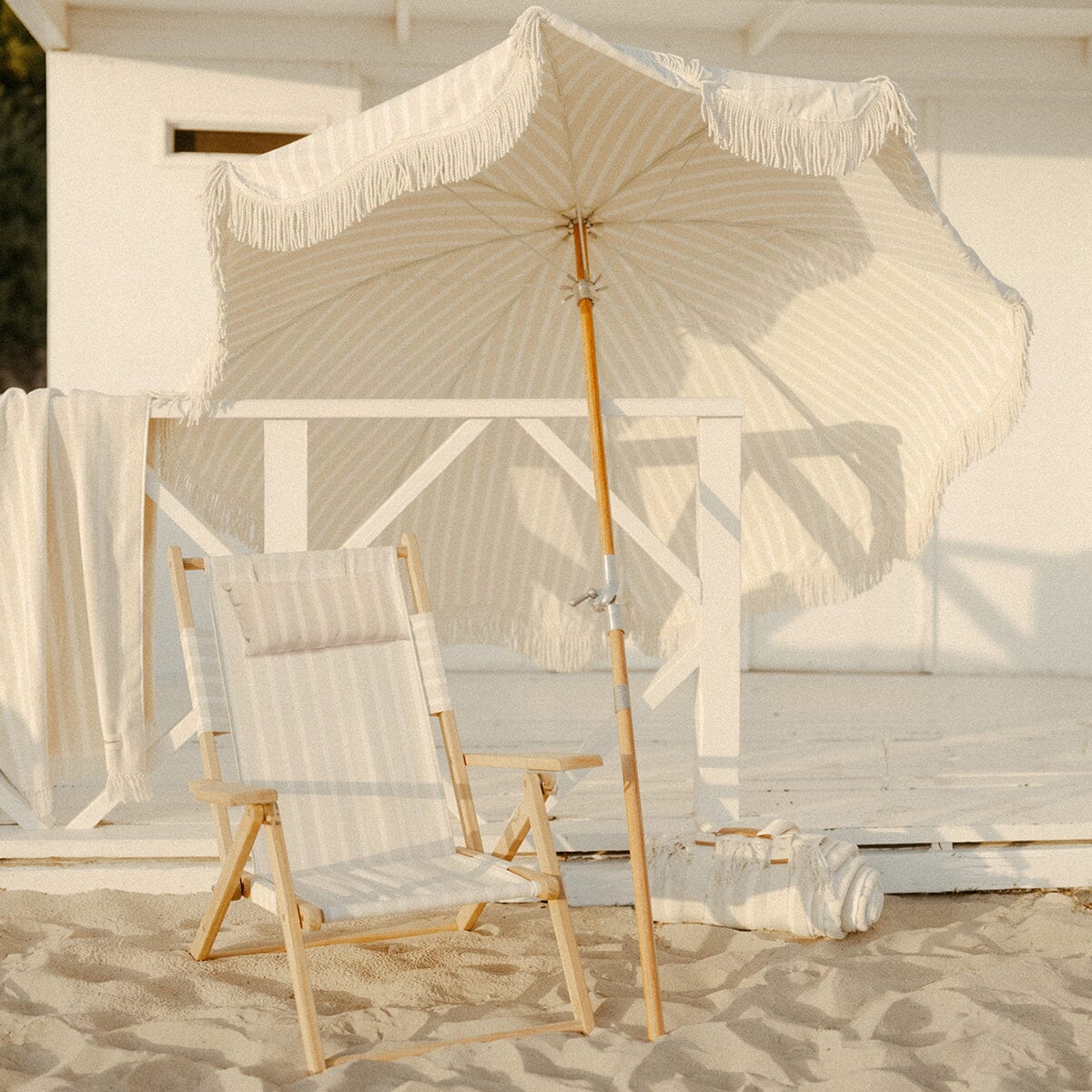 Parasol de plage à rayures Monaco Natural Stripe - Business & Pleasure - The Cool Republic