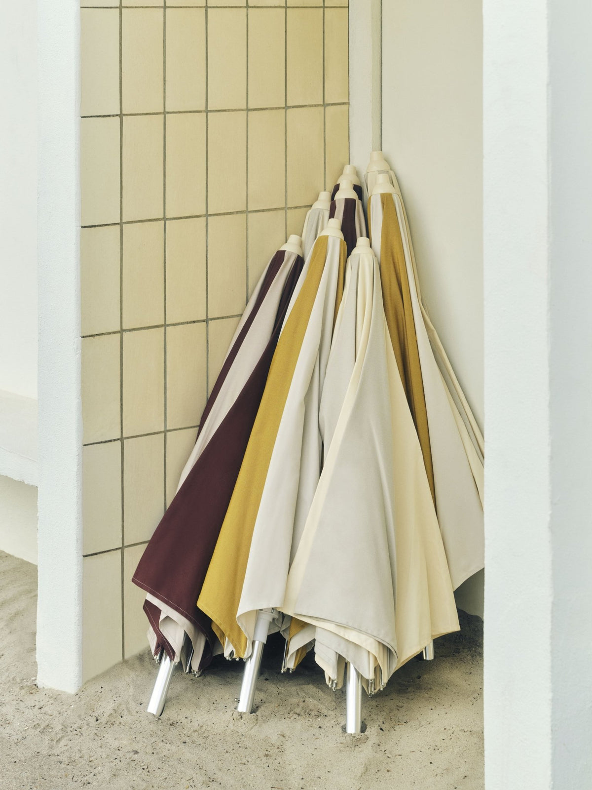 Parasol hexagonal blanc et bordeaux 300x300x240cm Terrazza - HAY - The Cool Republic