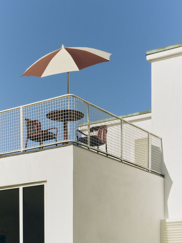 Parasol octogonal blanc et bordeaux 200x200x223cm Terrazza - HAY - The Cool Republic