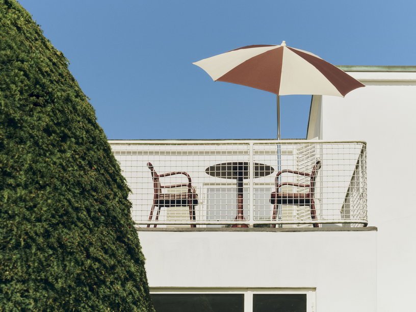 Parasol octogonal blanc et bordeaux 200x200x223cm Terrazza - HAY - The Cool Republic