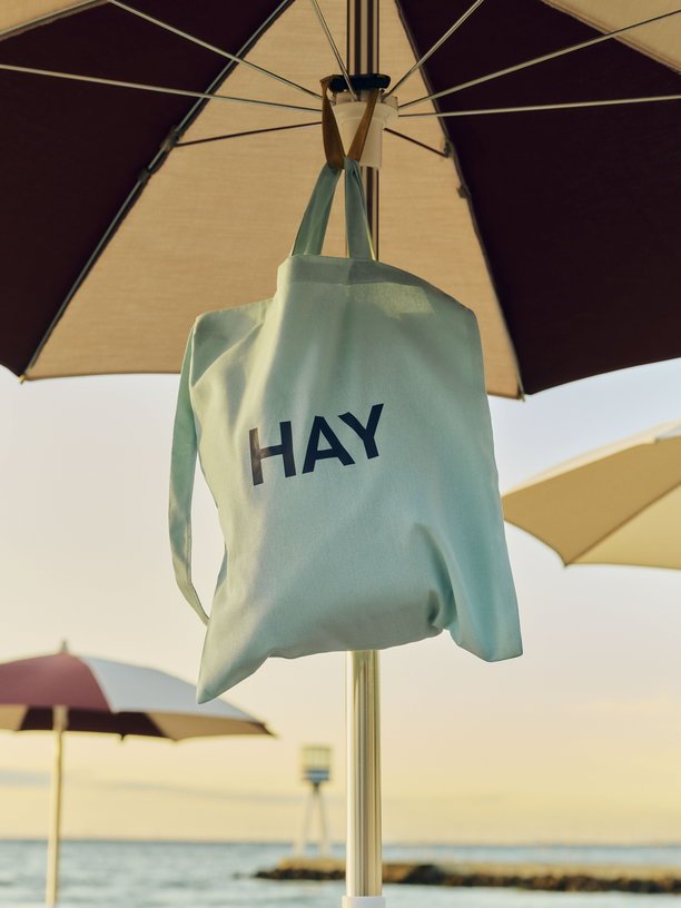 Parasol octogonal blanc et bordeaux 200x200x223cm Terrazza - HAY - The Cool Republic