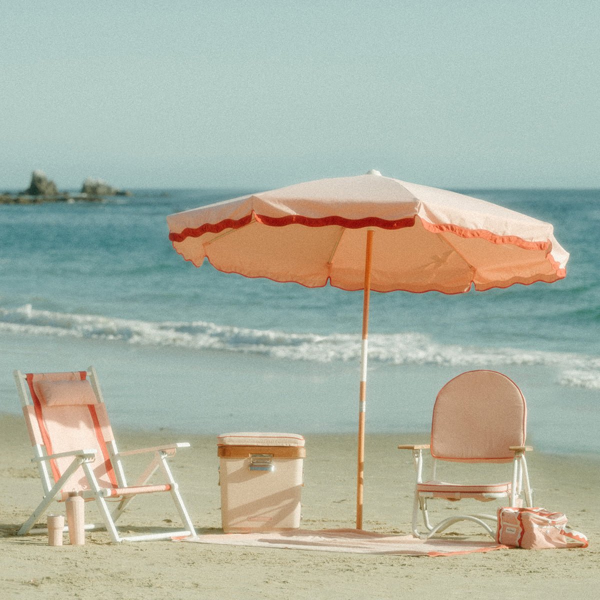 Parasol rond en tissu rose Rivie Pink 200cm Amalfi - Business & Pleasure - The Cool Republic